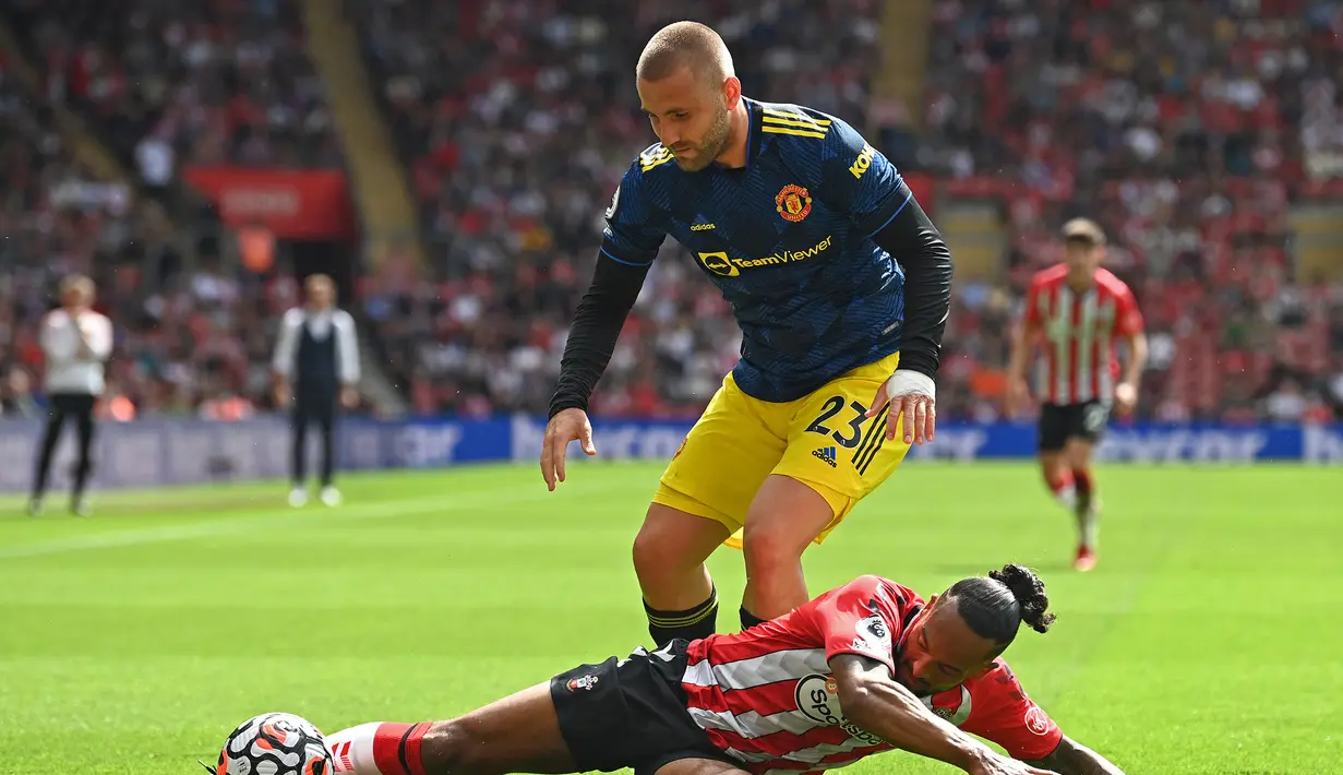 Pada menit ke-13 Paul Pogba lagi-lagi memperoleh peluang untuk mencetak gol. Diawali dari tendangan bebas Luke Shaw, sundulan yang dilepaskan Paul Pogba masih melambung jauh dari gawang Southampton. (Foto: AFP/Glyn Kirk)