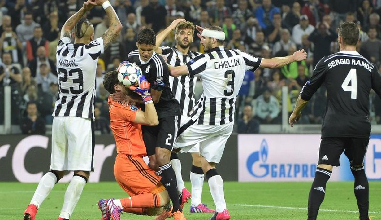 Kiper Real Madrid, Iker Casillas (baju oranye) sampai harus berjibaku menahan gempuran pemain-pemain Juventus. (AFP PHOTO/OLIVIER MORIN)