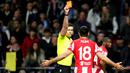 Pemain Atletico Madrid Felipe menerima kartu merah saat melawan Manchester City pada pertandingan sepak bola leg kedua perempat final Liga Champions di Stadion Wanda Metropolitano, Madrid, Spanyol, 13 April 2022. Pertandingan berakhir imbang 0-0. (AP Photo/Manu Fernandez)