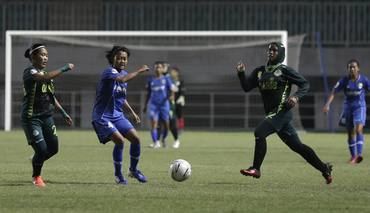 Gelandang Persib Bandung Putri, Mila Nur Karmila, berebut bola dengan pemain Tira Persikabo Putri pada laga Liga 1 Putri 2019 di Stadion Pakansari, Bogor, Kamis (31/10). Persikabo Putri bermain imbang 1-1 atas Persib Putri. (Bola.com/Yoppy Renato)