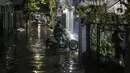 Pengendara sepeda motor menerjang banjir karena hujan di Jalan Shofa Marwah, Jakarta, Jumat (4/11/2022). Berdasarkan laporan Badan Penanggulangan Bencana Daerah (BPBD) DKI Jakarta yang diperbaharui pada pukul 18.00 WIB, terdapat 4 RT yang terendam banjir dengan ketinggian maksimal mencapai 50 Cm. (Liputan6.com/Faizal Fanani)