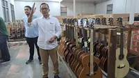 Direktur Fasilitas Kepabeanan Dirjen Bea dan Cukai Untung Basuki saat mengunjungi salah satu IKM yang bergerak dalam pembuatan alat musik gitar dan ukulele asal Bandung Jawa Barat,, Rabu (10/8/2022).