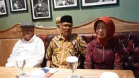 Ibunda bersama dua paman Presiden Jokowi saat hadiri launching buku 'Jokowi dari Bantaran Kalianyar e Istana di Omah Simten, Rabu (19/12).(Liputan6.com/Fajar Abrori)