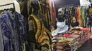 Peserta pameran merapikan kain saat Gelar Kain Unggulan Nusantara di Jakarta Convention Center, Jumat (27/9/2019). Ratusan model kain dipamerkan dalam Gelar Kain Unggulan Nusantara yang berlangsung hingga Minggu, 29 September mendatang. (Liputan6.com/Helmi Fithriansyah)
