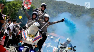 Polwan beratraksi menggunakan motor gede selama Road Safety Festiva Millenial Gorontalo, Minggu (10/2). Atraksi ditampilkan untuk memberi gambaran kaum millenial dalam berkendara membutuhkan keterampilan khusus. (Liputan6.com/Rahmad Arfandi Ibrahim)