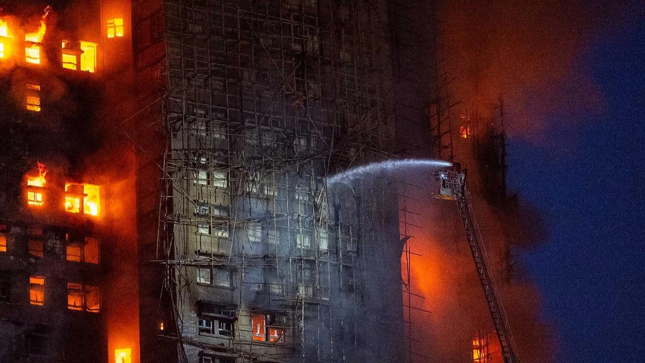 FOTO: Mengerikan! Kebakaran Hebat di Hong Kong Tewaskan 13 Warga dan Lukai Belasan Lainnya