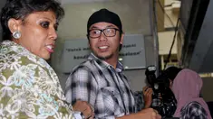 Sammy Simorangkir (kanan) mendatangi Mabes Polri untuk melaporkan label yang menaunginya di Jakarta, Minggu (9/11/2015). Sammy melaporkan label rekaman Pro M dengan tuduhan penipuan. (Liputan6.com/Gempur M Surya)