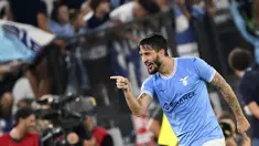 Gelandang Lazio Luis Alberto merayakan gol yang dicetaknya ke gawang Inter Milan pada pekan ketiga Serie A 2022/2023 di Stadio Olimpico, Roma, Sabtu (27/8/2022) dini hari WIB. Lazio mampu memberikan kekalahan perdana untuk Inter Milan usai menang 3-1. (Alfredo Falcone/LaPresse via AP)