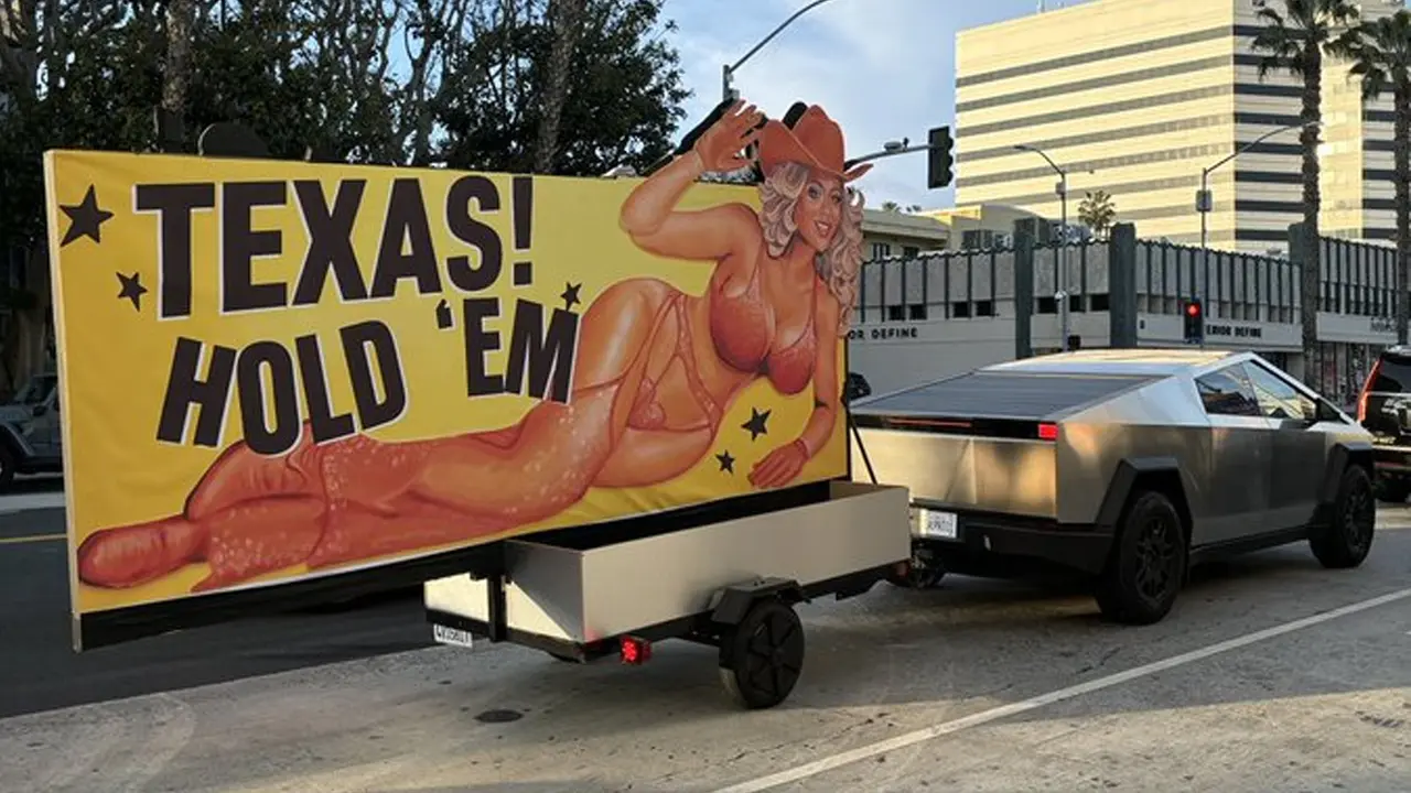 Foto Billboard EP Baru Beyonce "TEXAS HOLD 'EM" dikerek Tesla Cybertruck yang bertebaran di X, fans menyangka itu Lady Gaga (Sumber: X/@RenaissanceWT)