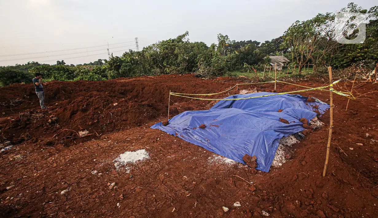 Barang diduga bansos presiden ditemukan tertimbun di kawasan Kampung Serab, Sukmajaya, Depok, Jawa Barat, Minggu (31/7/2022). Penemuan barang diduga bansos presiden untuk warga terdampak COVID-19 yang tertimbun dalam tanah itu terungkap setelah ahli waris pemilik lahan melakukan penggalian menggunakan alat berat. (Liputan6.com/Faizal Fanani)
