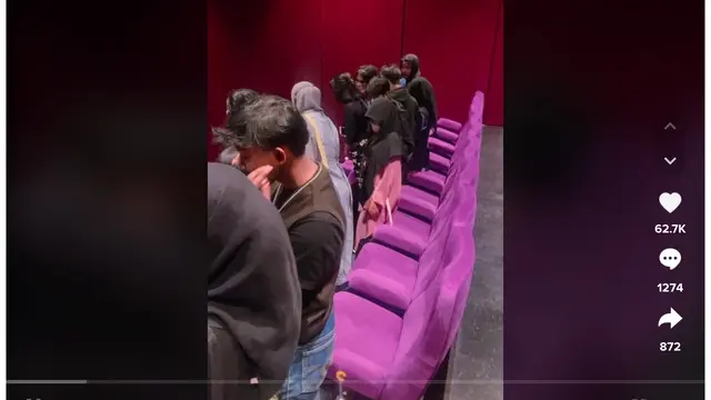 Tangkapan layar video viral penonton kesurupan usai menonton film Khanzab di bioskop. (Foto: Dok. TikTok @muchlisramadhan3)