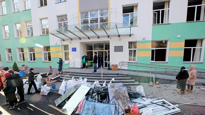 Sebuah sekolah di Distrik Solomianskyi di Kyiv, Ukraina, mengalami kerusakan akibat serangan drone Rusia terbaru pada 25 November 2023. (Ukrinform)