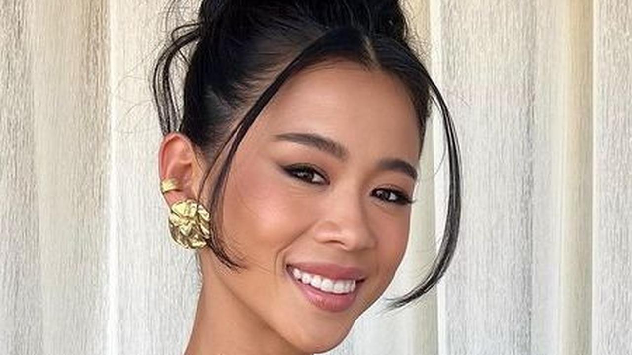 Artis Hollywood Leah Lewis juga pernah tinggal di panti asuhan Shanghai, China di usianya yang masih sangat kecil. Usia 8 tahun, Leah diadopsi oleh pasangan asal Florida, Amerika Serikat.
