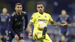 Striker Villarreal, Paco Alcacer (kanan) menguasai bola dibayangi bek Dinamo Zagreb, Marin Leovac dalam laga leg pertama perempatfinal Liga Europa 2020/2021 di Maksimir Stadium, Zagreb, Kamis (8/4/2021). Villarreal menang 1-0 atas Dinamo Zagreb. (AP/Darko Bandic)