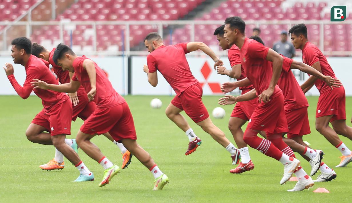 Timnas Indonesia sudah siap tempur menghadapi laga pertama Piala AFF kontra Kamboja yang akan digelar Jumat (23/12/2022) di Stadion Utama Gelora Bung Karno, Senayan, Jakarta Pusat. Kesiapan pasukan Shin Tae-yong terpancar dalam sesi latihan terakhir Timnas Garuda yang digelar Kamis (22/12/2022) sore WIB. (Bola.com/Bagaskara Lazuardi)