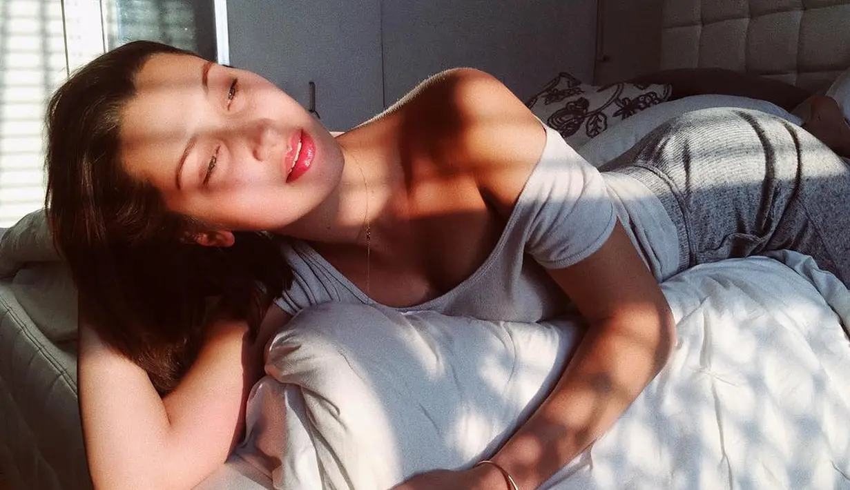 Sering banget tampil dengan pakaian glamour dan full makeup, Bella Hadid memang sudah cantik dari pagi! (instagram/bellahadid)