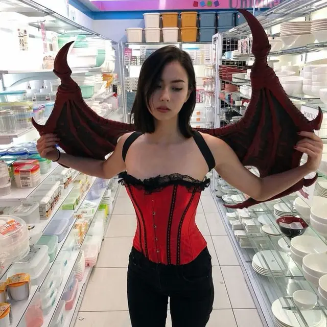 6 Potret Lauren Tsai Aktris Amerika yang Dirumorkan Pacaran dengan Park Seo Joon, Pancarkan Aura Dark Feminine dengan Outfit Serba Hitam