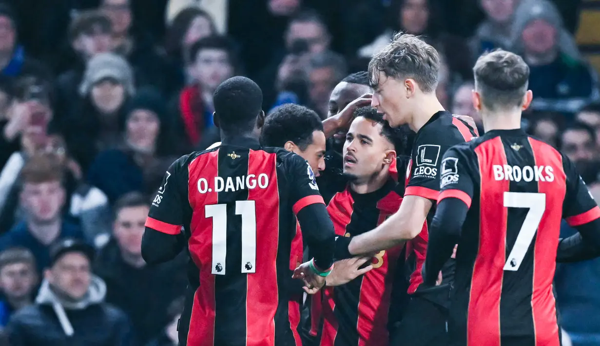 Pemain Bournemouth merayakan gol yang dicetak oleh Justin Kluivert pada laga pekan ke-21 Premier League 2024/2025 yang digelar di Stamford Bridge, Rabu (15/1/2025) dini hari WIB. (AFP/Justin Tallis)