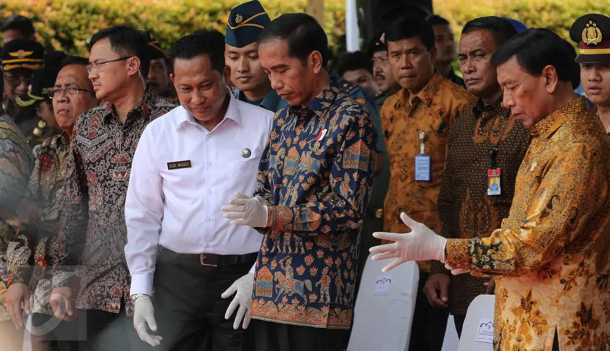 Presiden Jokowi bersiap memusnahkan barang bukti narkoba hasil rampasan BNN di Monas, Jakarta, Selasa (6/12). Pemusnahan ini terdiri dari 445 kg sabu, 190 ribu butir ekstasi, 422 kg ganja kering dan 323 ribu butir happy five. (Liputan6.com/Faizal Fanani)