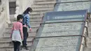 Para wisatawan mengunjungi Hall of Prayer for Good Harvests di Kuil Surga (Temple of Heaven) di Beijing, China (29/4/2020). Kuil Surga, salah satu Situs Warisan Dunia UNESCO yang ditutup sementara akibat merebaknya wabah COVID-19, membuka kembali tiga kompleks bangunan utamanya untuk umum pada Rabu