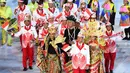 Kontingen atlet Indonesia saat mengikuti parade upacara pembukaan Olimpiade 2016 di Stadion Maracana, Rio de Janeiro, Brasil (5/8).Kostum yang digunakan para kontingen merupakan paduan jas dan batik. (FRANCK FIFE / AFP)