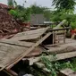 Kerusakan akibat angin kencang disertai hujan deras (BNPB Indonesia)
