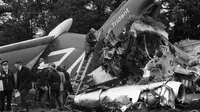Pesawat British European Airways 548 yang jatuh di Staines, Inggris. (getsurrey.co.uk)