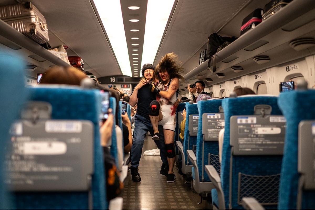 Gerombolan zombie serbu kereta cepat Shinkansen di Jepang