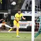 Ben Davies dari Tottenham, tengah, menantang Birsent Karagaren dari Lokomotiv selama pertandingan sepak bola Liga Europa antara Lokomotiv Plovdiv dan Tottenham Hotspur di stadion Lokomotiv, di Plovdiv, Bulgaria, Kamis, 17 September 2020. (Foto AP / Anton