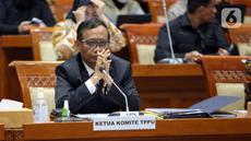 Menko Polhukam Mahfud MD mengikuti rapat kerja bersama Komisi III DPR di Kompleks Parlemen, Senayan, Jakarta, Rabu (29/3/2023). Rapat tersebut membahas soal transaksi mencurigakan Rp 349 triliun di Kementerian Keuangan (Kemenkeu). (Liputan6.com/Faizal Fanani)