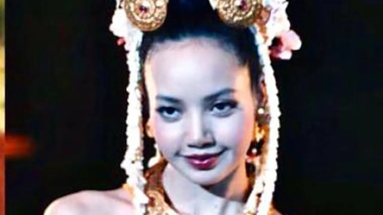 Foto Lisa BLACKPINK pakai kostum tradisional dan hiasan kepala megah