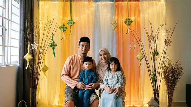 Cara Membuat Backdrop Foto Keluarga Lebaran dari Bahan Sederhana/Gemini AI