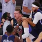 Guard Dallas Maverick, Luca Doncic (tengah) paksa Clippers bermain imbang 2-2 di playoff NBA 2020 (AFP)