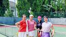 Astrid Tiar rela panas-panasan bersama teman-temannya usai berlatih tenis demi bisa berpose cantik. (Foto: Instagram/@astridtiar127)