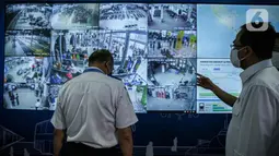 Menhub Budi Karya Sumadi meninjau layar command centre sebagai pusat informasi mudik 2022 di Gedung Kemenhub, Jakarta, Senin (25/5/2022). Command centre ini bisa berkoordinasi dengan cepat tanggap terkait dengan situasi yang ada masyarakat nantinya juga akan mendapatkan kemudahan dalam mengakses informasi. (Liputan6.com/Faizal Fanani)