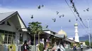 Tak hanya mencetak bakat pesepak bola handal, Tulehu juga memiliki alam yang indah. Desa pelabuhan ini menjadi pintu masuk bagi penduduk dari pulau-pulau Saparua, Seram, Haruku, Nusalaut, dan pulau lainnya. (Bola.com/Vitalis Yogi Trisna)