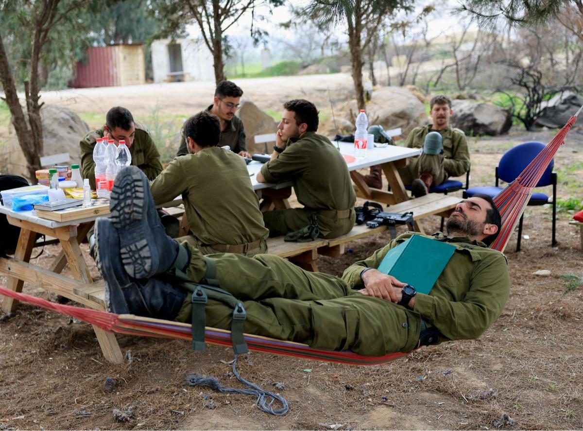 kesibukan tentara Israel saat istirahat dari pertempuran di perbatasan gaza