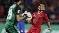 Gelandang Timnas Indonesia, Andik Vermansah, berusaha mengejar bola saat melawan Thailand pada laga Piala AFF 2018 di Stadion Rajamangala, Bangkok, Sabtu (17/11). Thailand menang 4-2 dari Indonesia. (Bola.com/M. Iqbal Ichsan)