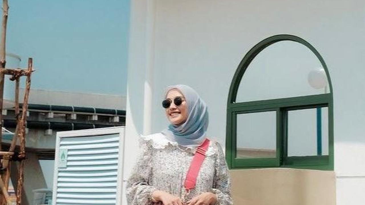 Dress Crepe dengan Kombinasi Plisket