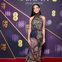Demi Moore tampil memukau dengan gaun sequin berpotongan halter dari Alexander McQueen. Gaun penuh detail ini dihiasi kristal berkilauan yang membentuk pola menawan, menambah kesan glamor dan elegan. [@bafta].