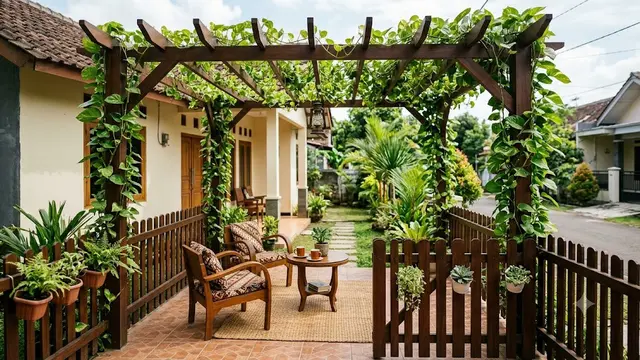 Ide Teras Rumah dengan Sirih Gading dan Pagar Kayu yang Desainnya Estetik Penggugah Kenyamanan Model dengan Pergola Kayu dan Sirih Gading Rambat