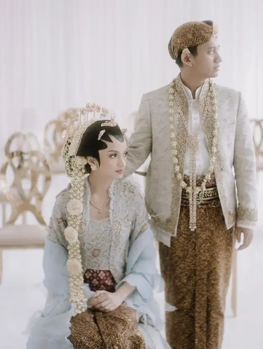 Sementara sang suami, Belva Devara tampil gagah dengan pakaian adat Jawa warna senada.  (Instagram/belvadevara).