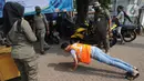 Warga mendapat hukuman saat razia gabungan Kelurahan Gandul di Perempatan Gandul, Cinere, Depok, Kamis ( 29/08/2020). Razia ditujukan untuk menekan penyebaran Covid-19 dengan memberikan sanksi berupa hukuman fisik dan kerja sosial. (merdeka.com/Arie Basuki)