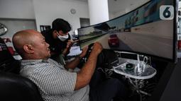Pengunjung melakukan Test Drive mobil dengan sentuhan GAZOO Racing (GR) saat acara GR Zone Pertama di Cabang Auto2000 Tebet Saharjo, Jakarta, Rabu (7/12/2022). Auto2000 menghadirkan GR Zone untuk memberikan akses yang lebih dekat dan lebih mudah kepada masyarakat terhadap seluruh informasi dan excitement Toyota Gazoo Racing di Cabang Auto2000 Tebet Saharjo Jakarta. (Liputan6.com/Johan Tallo)