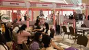 Pengunjung menyantap makanan dalam Mall Lotte Shopping Avenue, Jakarta, Rabu (21/7/2022). Pemerintah Indonesia mulai mewajibkan vaksinasi lanjutan atau booster Covid-19 sebagai syarat bepergian dan masuk ke tempat umum, salah satunya mal sejak 17 Jui 2022. (Liputan6.com/Faizal Fanani)