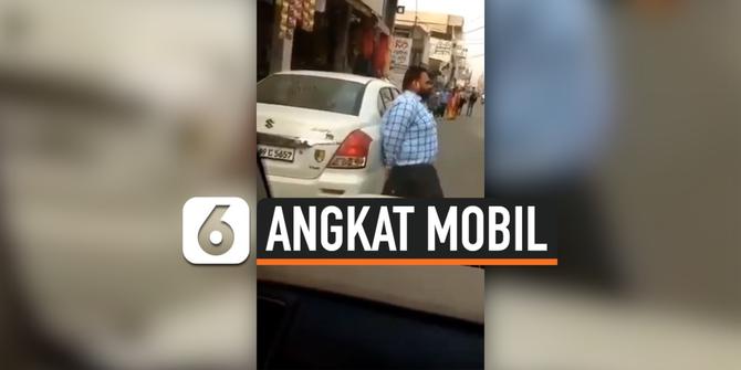 VIDEO: Kesal Jalan Terhalang, Pria Angkat Mobil yang Parkir Sembarangan