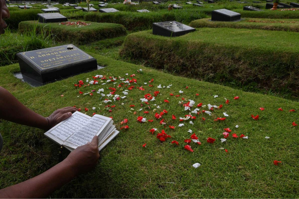 Ziarah kubur di makam khusus korban Covid-19 Srengseng Sawah