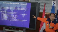 Kepala Pusat Data Informasi dan Humas BNPB Sutopo Purwo Nugroho memberikan keterangan pers di kantor BNPB Jakarta, Sabtu (29/9). BNPB menyebut korban luka akibat gempa Donggala yang disusul tsunami di Palu, sebanyak 356 orang. (Liputan6.com/Faizal Fanani)