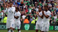 Salah satu ekspresi bek Inggris Chris Smalling (kiri) setelah tampil pada pertandingan persahabatan melawan Republik Irlandia, pada 7 Juni 2015. (AFP PHOTO / PAUL FAITH)