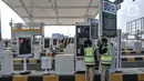 Aktivitas petugas memeriksa kesiapan Gerbang Tol Cakung jelang uji coba Enam Ruas Tol Dalam Kota Segmen Kelapa Gading-Pulo Gebang, Jakarta, Senin (23/8/2021).Segmen Kelapa Gading- Pulo Gebang  itu akan diuji coba secara gratis mulai 24 Agustus hingga 6 September. (merdeka.com/Iqbal S Nugroho)
